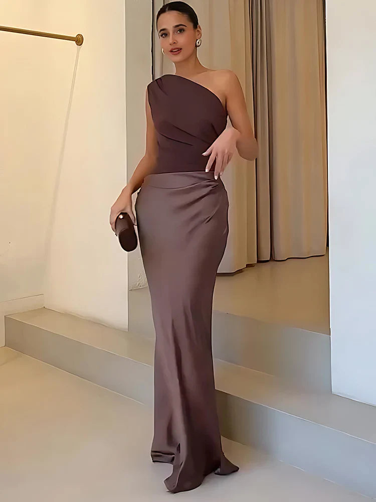 Renata – Satynowa sukienka maxi na jedno ramię