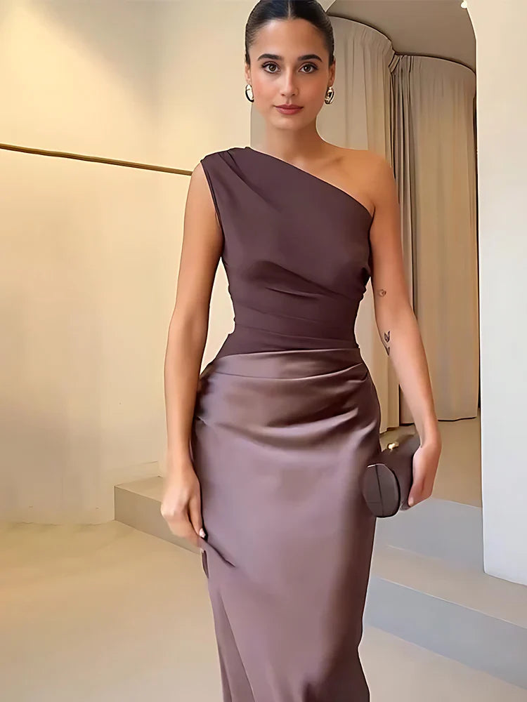 Renata – Satynowa sukienka maxi na jedno ramię